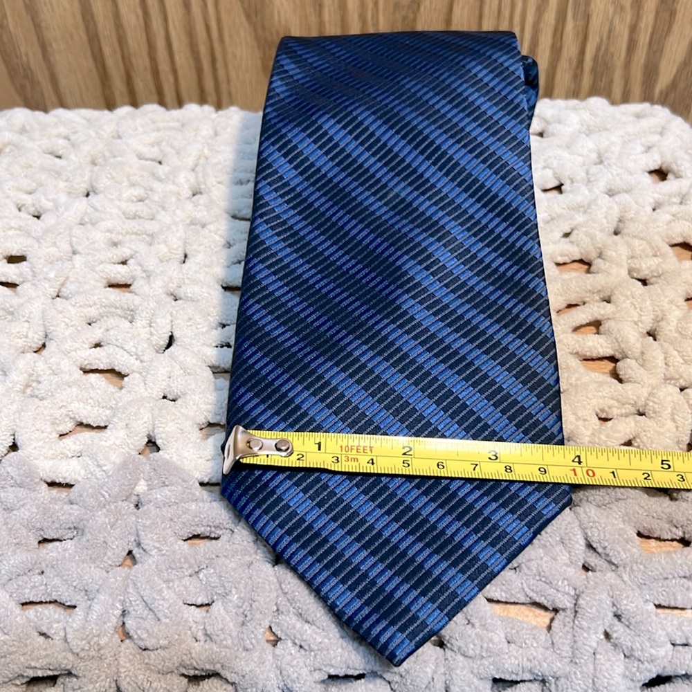 NWOT Calvin Klein Men’s blue silk tie - Picture 5 of 9